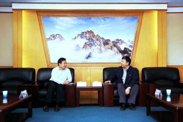 122cc太阳集成游戏官方网站与中国地质调查局南京地质调查中心对接会在我校举行