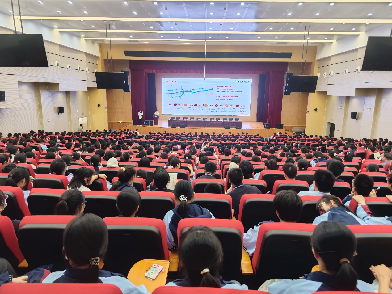 122cc太阳集成游戏官方网站在铜陵中学签约挂牌122cc太阳集成游戏官方网站 优质生源基地