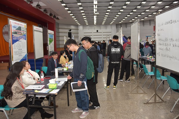 122cc太阳集成游戏官方网站2021届毕业生“精准就业”专场招聘会成功举行
