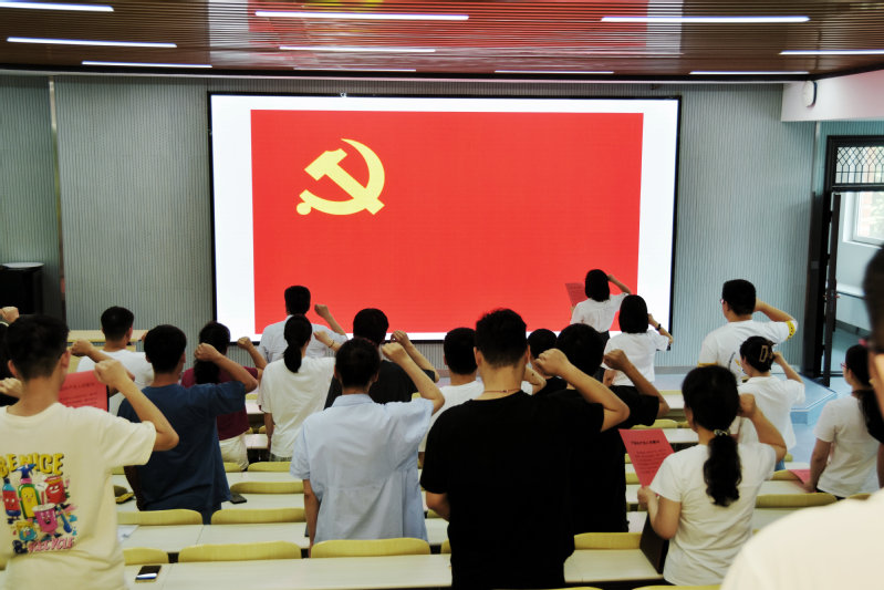 122cc太阳集成游戏官方网站召开新党员入党宣誓暨老党员重温入党誓词仪式