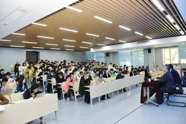 122cc太阳集成游戏官方网站举办主题教育专题读书会